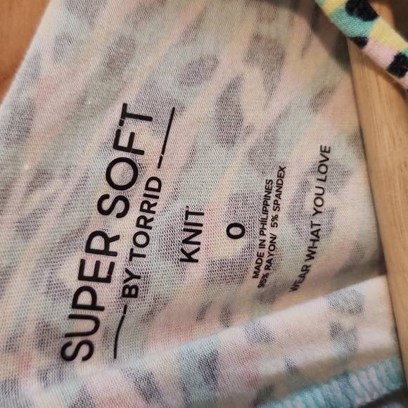 Torrid Super Soft Knit Tee Shirt Floral Animal Print Size 0 - Picture 6 of 9